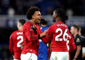 Michael Carrick elogia a Mainoo y Heaven tras el triunfo 1-0 del United ante Chelsea