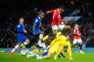 ¡Emuló a Messi y desató un escándalo en la Copa de la Liga Inglesa! (VIDEO)