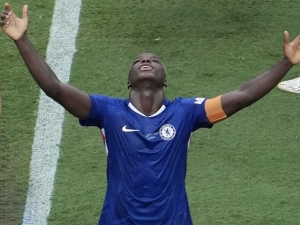 TÉCNICA DE SÚPER ESTRELLA: ¡Moisés Caicedo se enfrentó con Leyenda de la LDU de la que es Hincha!