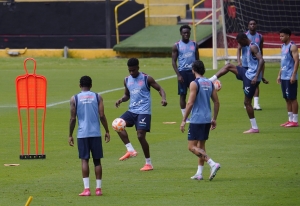 FIESTA EN AMARILLO, AZUL Y ROJO: Ecuador entrenó ante su gente en un día cargado de emoción y cercanía