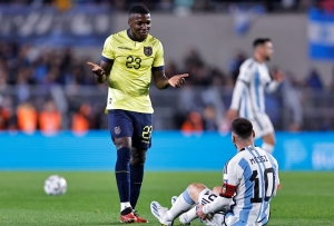 ¡Estrella de la Selección Argentina pone a Moisés Caicedo en un Top 5 junto a Lionel Messi!