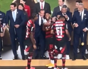 ¡Fiesta total! Gonzalo Plata celebra la Libertadores con abrazos, medalla y un emotivo selfie con Francisco Egas