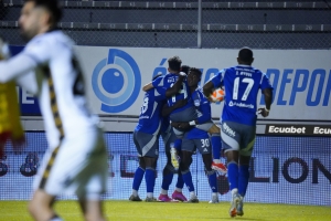 SE ILUSIONA TODO EL PUEBLO AZUL: Emelec asalta la capital, vence a Aucas y acaricia el hexagonal principal