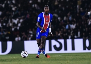 Sobrio y correcto Willian Pacho con un PSG que ganó el Clásico para recuperar confianza