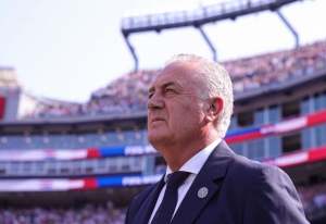 Gustavo Alfaro lloró de emoción por la clasificación de Paraguay y con el chatbot de Futbolecuador tienes la info al toque