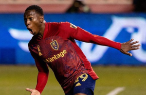 Anderson Julio le ganó el duelo de ecuatorianos a Ángel Mena