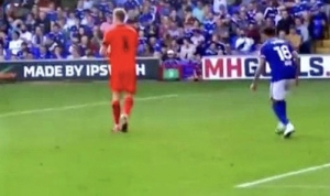 El Delantero Fantasma: ¡Se escondió detrás del arquero para empatar al 90’ en Inglaterra! (VIDEO)