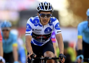 ¡Carapaz empujó a un compañero que no daba más y se convirtió en Líder de Montaña! (VIDEO)