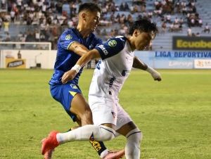 Independiente del Valle alimenta a su hermano menor en Colombia