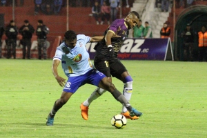 Se le empieza a complicar la titularidad a José Cazares en Perú