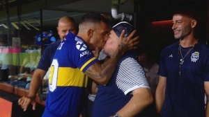 Tevez beso Maradona