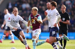 ¡LOS HICIERON VER MUY MAL! Burnley se despide de la FA Cup goleado y con Jeremy Sarmiento retratado