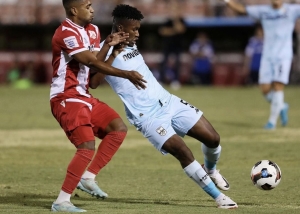 José Cifuentes intentó guiar al Aris, pero se han topado con una jornada difícil de asimilar