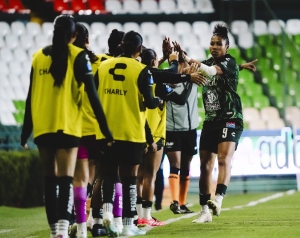 Nayely Bolaños figura absoluta de la noche con dos goles y una asistencia en el triunfo del León Femenil