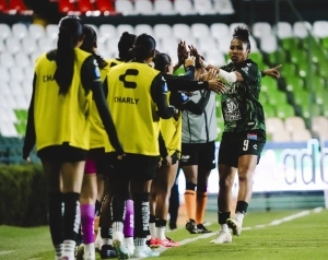 Nayely Bolaños figura absoluta de la noche con dos goles y una asistencia en el triunfo del León Femenil