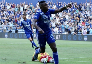 ¡Heroica victoria de Emelec con uno menos desde el 18’ para acechar a BSC y LDU! (RESUMEN)