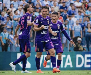 SUEÑAN CON LA CORONA: John Sánchez con Guaraní y Jairo Vélez con Universitario pisan fuerte rumbo a la gloria
