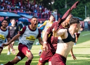 ¡Milagro agónico en el último suspiro! Vinotinto tumba al campeón y vuelve a la Serie A dejando amargado a 9 de Octubre