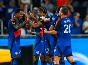 Bryan Ramírez toca el cielo con las manos al estrenarse como goleador vistiendo los colores de FC Cincinnati