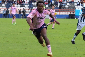 Romario Ibarra tuvo un amargo debut oficial con el Oviedo en España