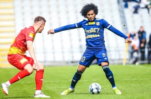 Cristhian Alemán llegó al límite de tarjetas y fue suspendido con el Arka Gdynia (RESUMEN)