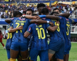 Delfín SC sale de zona de descenso, condena al Manta FC y pone de rodillas al Técnico Universitario