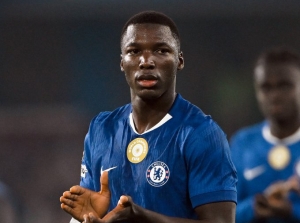 “Me sorprende que sea su primera roja… ¡Moisés tiene tendencia a verse torpe cuando va por el balón!”