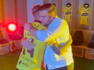 ¡Un cálido recibimiento! Antonio Álvarez abraza a Darío Benedetto en su llegada a Barcelona