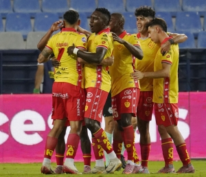 ¡Papá tiene la Sudamericana entre ceja y ceja! Aucas se tomó el Capwell ante la furia del hincha de Emelec