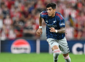 ¡NO ESTUVO NI EN BANCA! Piero Hincapié quedó fuera por un problema físico y Arsenal no dio detalles de SU PROBLEMA