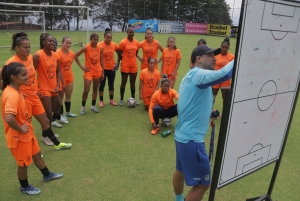 Bicampeón en su país: ¡FEF anuncia Nuevo DT en la Selección Femenina!