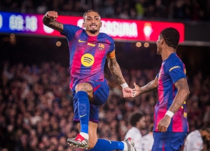 Frío en la cima, pero calor con Raphinha: El brasileño anotó un doblete para mantener al Barcelona líder