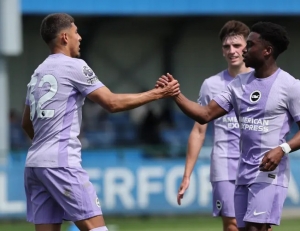 ¡UN GOLPE SOBRE LA MESA! Jeremy Sarmiento mostró su clase en el amistoso del Brighton, pidiendo una oportunidad en el primer equipo