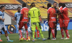 ¡Anuló el penal a favor de Guayaquil City improvisando el VAR en un teléfono! (DOCUMENTO)