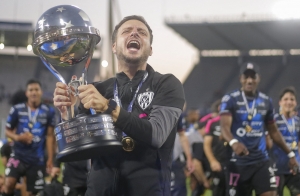 Martin Anselmi le deja un recado de IDV a Carlos Tenorio