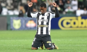 Brayan Angulo entró con el tiempo justo y aun así le dio la victoria a Santos (RESUMEN)