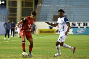 Liga no levanta cabeza y mostró poco nivel ante el Manta FC con expulsión tempranera y polémica incluida