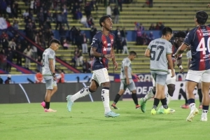 Fiesta Azulgrana en el Atahualpa: Deportivo Quito liquida a Cumbre Alta y mira a todos desde arriba