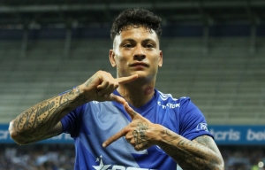 ¡Emelec revive terminando el invicto de LDU en Guayaquil y se mete en la Pelea! (RESUMEN)