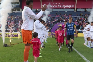 La Nobleza del Rey de Copas… ¡LDU da ejemplo a Ecuador con su pasillo de honor para IDV!