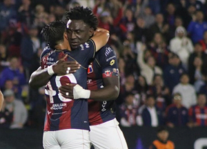 La AKD dio cátedra: Deportivo Quito aplasta al Bolívar en una Noche Azulgrana que ilusiona a toda su hinchada