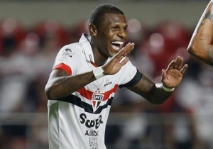 ¡LA BESTIA ARBOLEYENDA! Robert Arboleda fue una máquina en el área y guió a Sao Paulo en su asalto al Inter