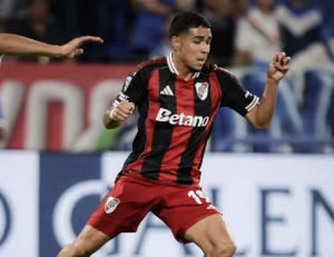 ¡Ojalá no sea grave! Kendry Páez se lesionó tras una caída feísima en derrota de River Plate