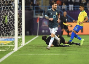 “¡Messi siempre tratar de influenciar a los árbitros!” (ENTREVISTA)