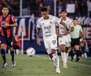 ¡TODO PUDO HABERSE DERRUMBADO EN UN PARTIDO! Guaraní y Jhon Sánchez perdieron el duelo que no debían