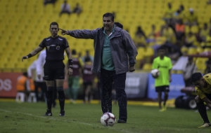 ¡Aucas confirma a un DT reconocido en Ecuador como sucesor de Farías!