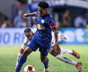 José Andrés Hurtado SE COMIÓ LA BANDA DERECHA en triunfo dorado para el RB Bragantino