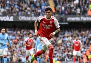 El Káiser conquista Londres: Piero Hincapié se corona como el Rey del Arsenal en abril con una ventaja aplastante