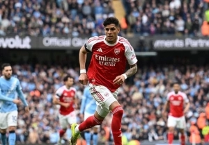 El Káiser conquista Londres: Piero Hincapié se corona como el Rey del Arsenal en abril con una ventaja aplastante
