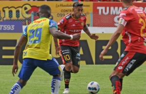 ¡SE ROMPIÓ LA CARA! Cachetazo médico en Deportivo Cuenca